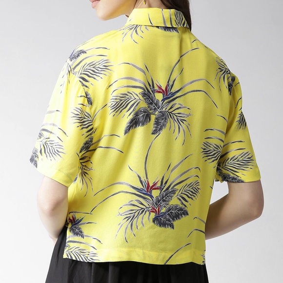 Cropped Hawaiian Button Down Shirt Yellow Women’s Plant Print NWT Medium - Picture 3 of 11
